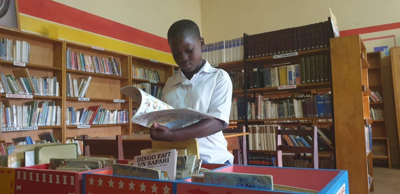 Zoom sur la bibliothèque ＂Le monde à notre porte＂ en Côte d'Ivoire