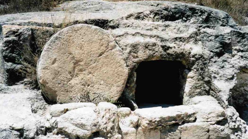 pierre-roulee-tombeau